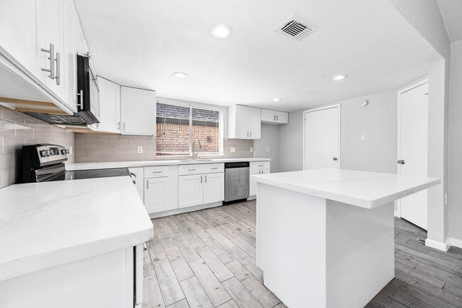 Building Photo - 14315 Swanfield Dr