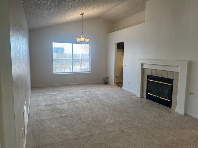 Building Photo - 3/2 Rosamond home Avail Now!
