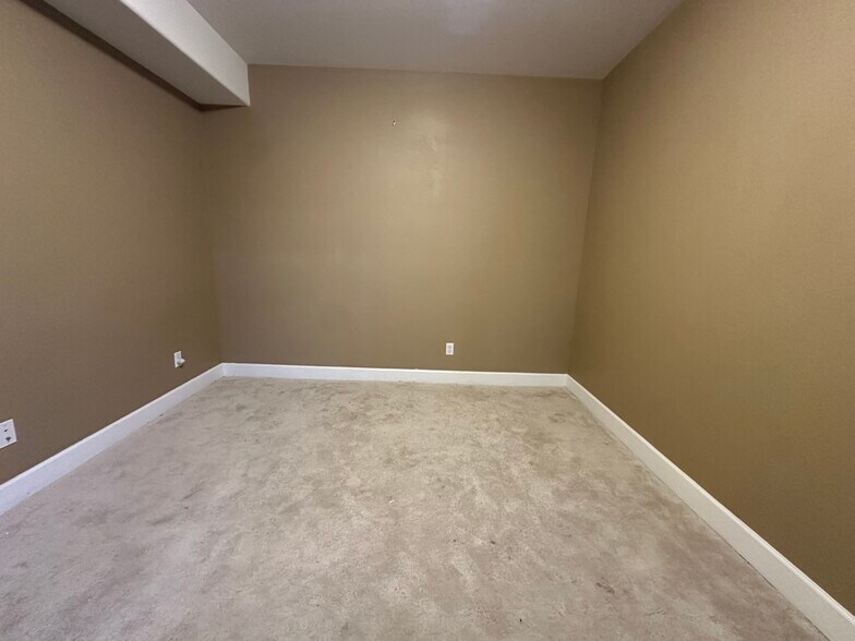 Building Photo - 8238 Hollygrape Ln