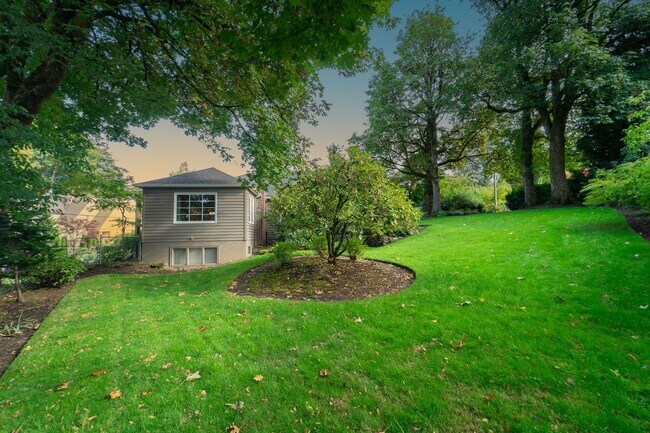 Building Photo - Charming and Well-Maintained Home in a Serene Neighborhood