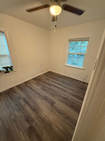 Building Photo - 1406 S 47th St