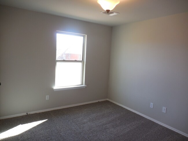 Building Photo - 118 NE 23rd St