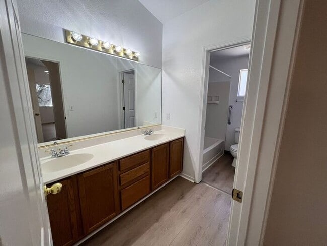 Building Photo - 1585 Roma Ct