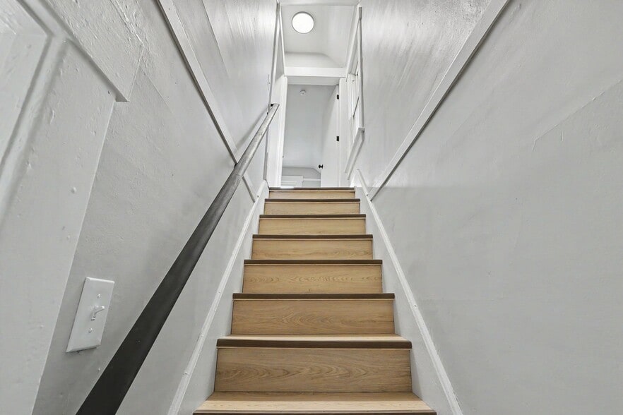 Building Photo - 1756 Bruck St