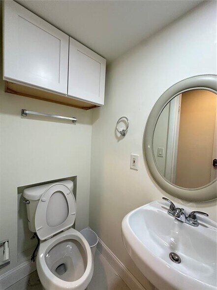 Building Photo - 9865 Riverside Dr