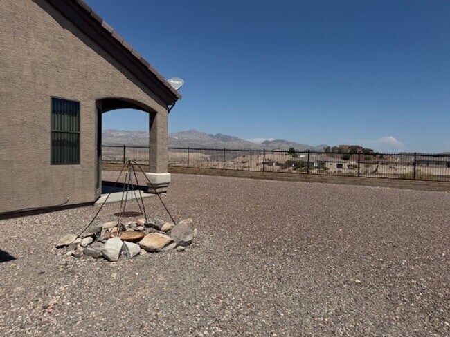 Building Photo - 3 Bedroom Exec Home Bullhead Parkway close...