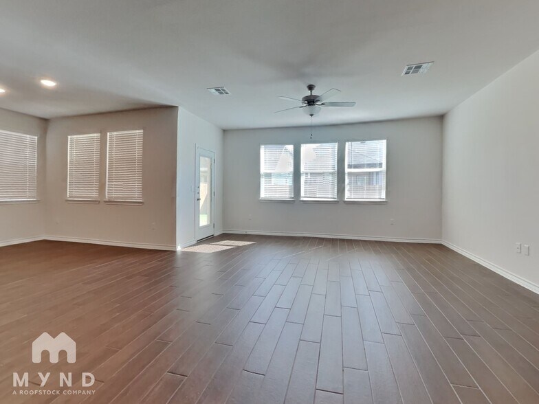 Building Photo - 2909 Salvidar Bend