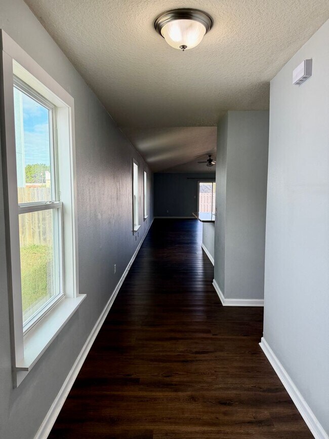 Building Photo - 3/2 GREAT location