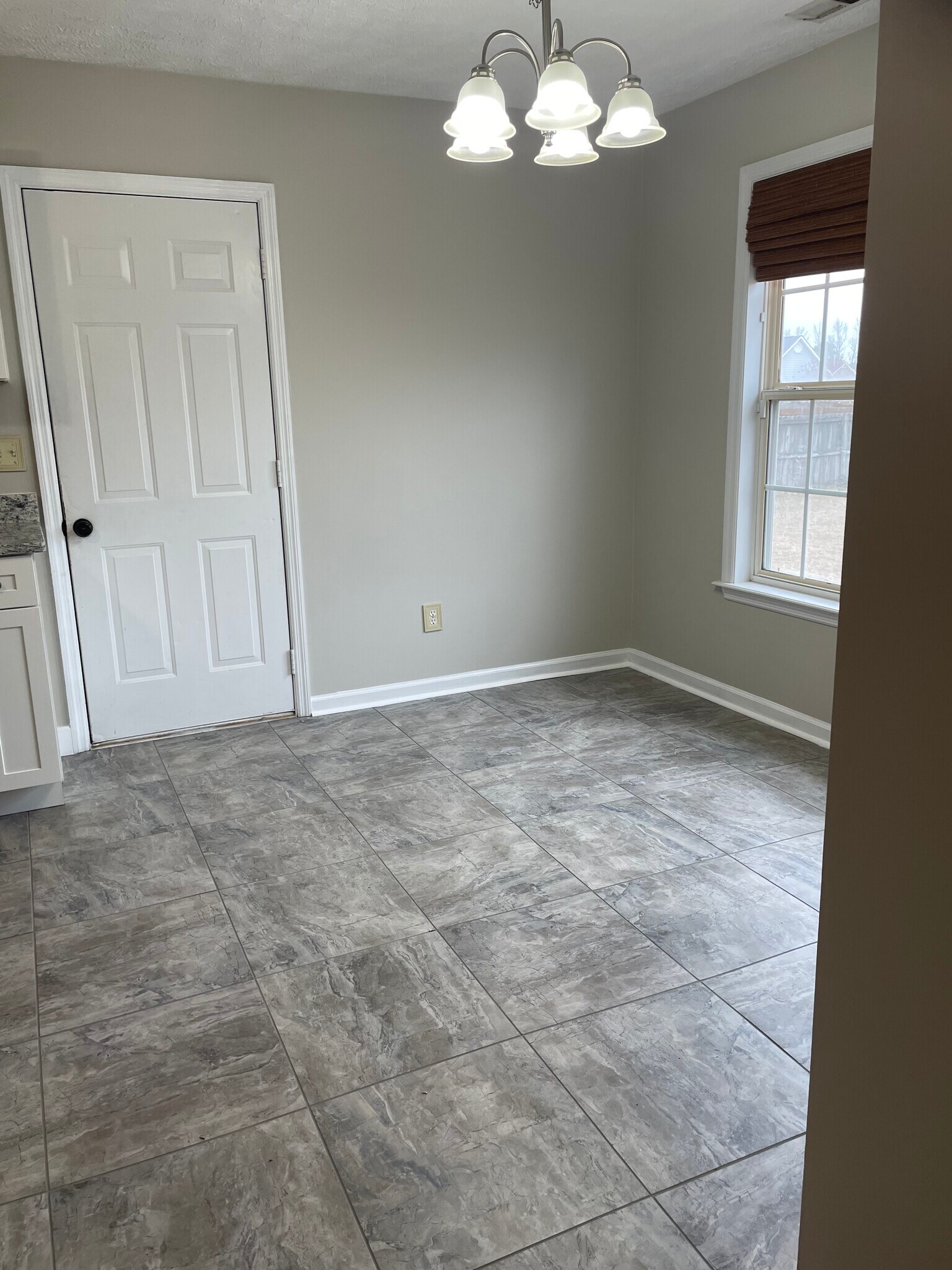 Building Photo - 122 Mosswood Dr