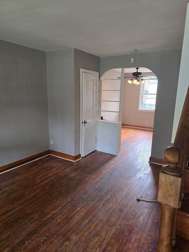 Building Photo - The Perfect 2 Bed / 1 Bath Townhouse 5 min...