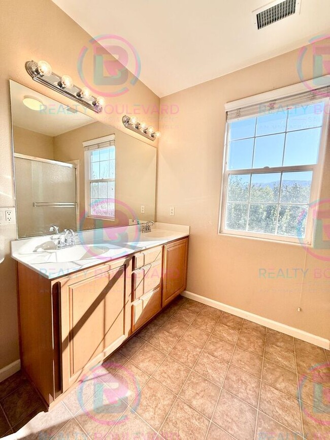 Building Photo - Beautiful townhome in South Meadows! 3-bed...