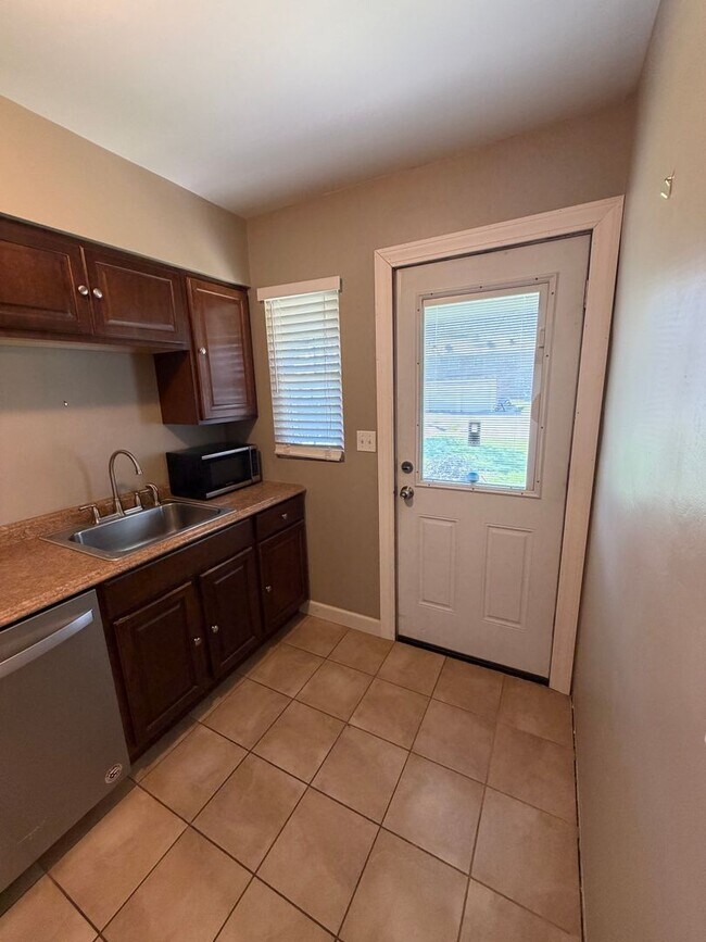 Building Photo - 713 S Broadleigh Rd