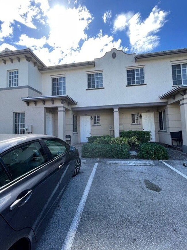 Building Photo - Spacious 2 Bed 2 Bath Condo in Gated Marsh Harbour