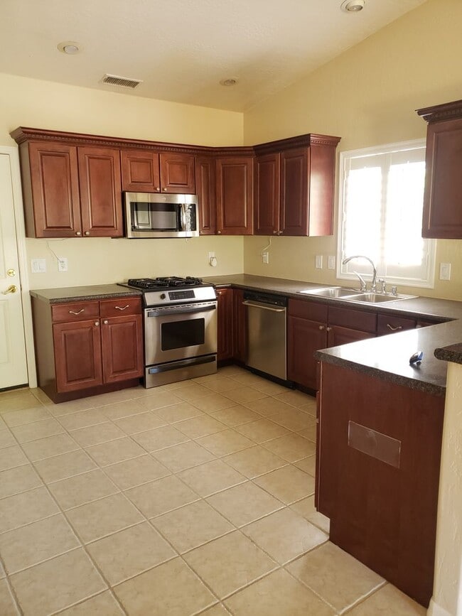 Building Photo - Super Clean 3 Bed / 2 Bath with RV parking
