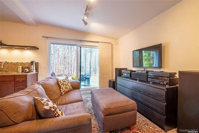 Building Photo - 63 Gardiners Ln