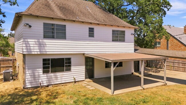 Building Photo - 2508 Memorial Dr