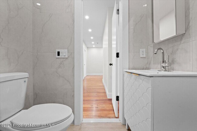 Building Photo - 840 Clay Ave