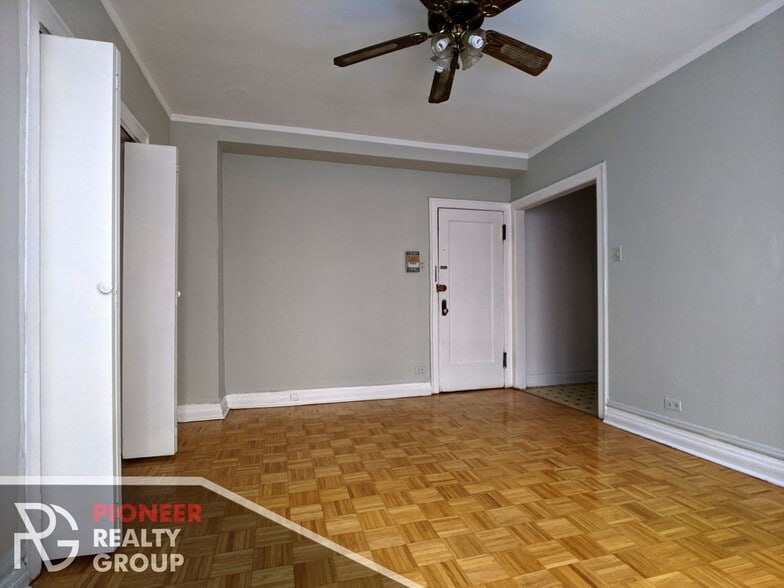 Building Photo - 711 W Belmont Ave