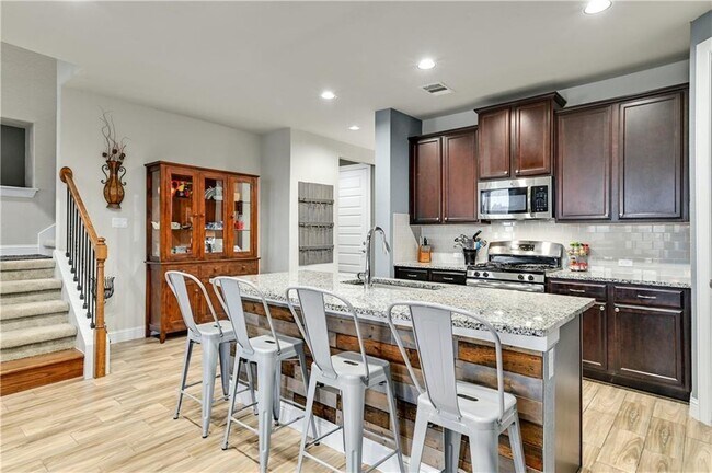 Building Photo - 6825 Leonardo Dr