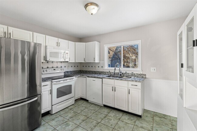 Building Photo - 835 N Forest Ave