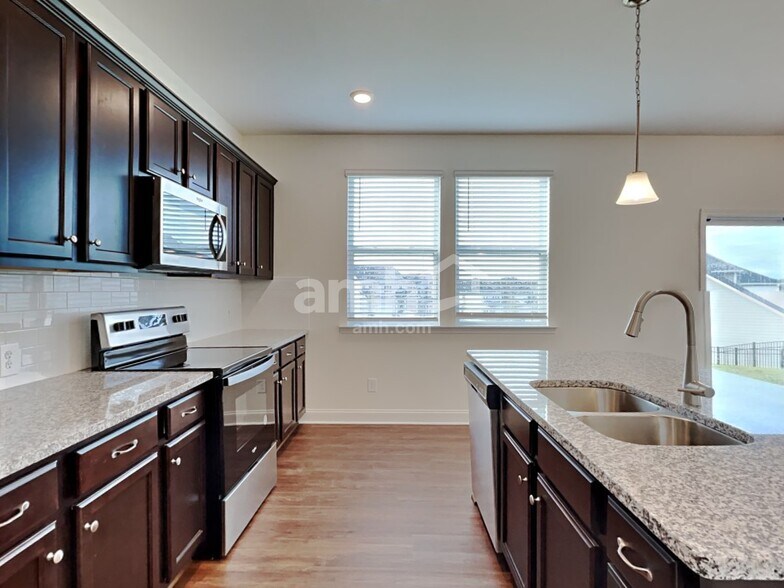 Building Photo - 153 Larragan Dr