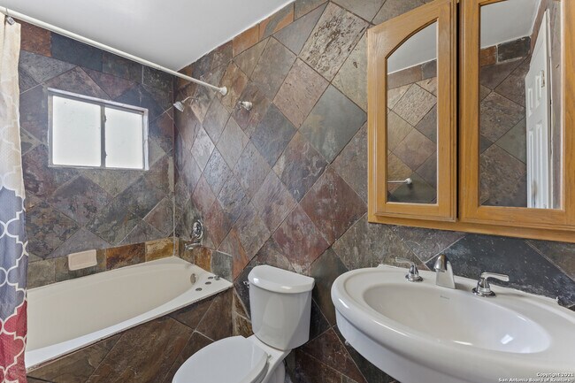 Building Photo - 3323 W Woodlawn Ave