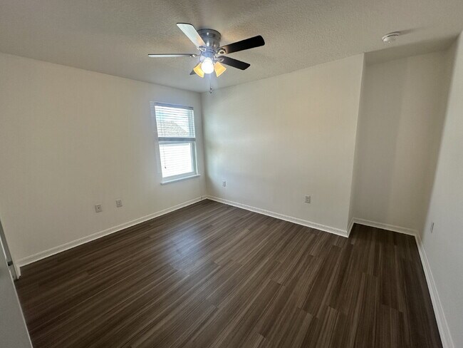 Building Photo - "Beautifully Maintained 3-Bed Townhouse with 2.5 Baths in Lakeland - Spacious 1,676 Sq. Ft.!"