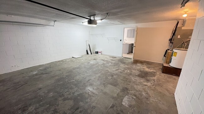 Building Photo - Recently renovated 3 bedroom, 2 bathroom, 2 car garage home for rent in Town 'n' Country.