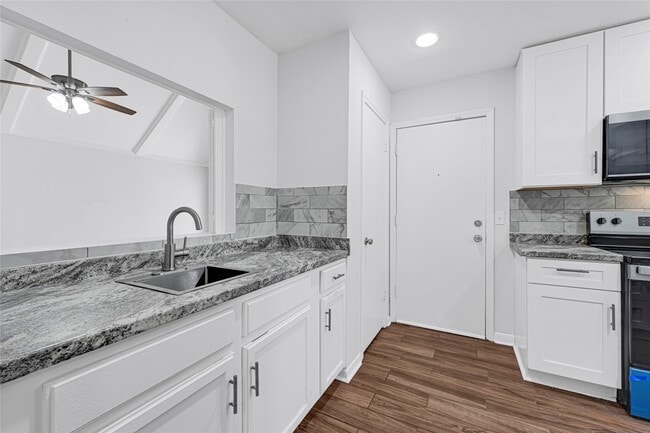 Building Photo - 2803 Camelot Ln