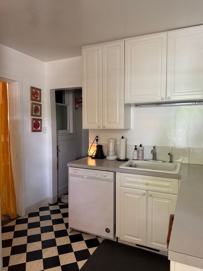 Building Photo - Sunny Whittier Neighborhood 1Bd+ in Victor...