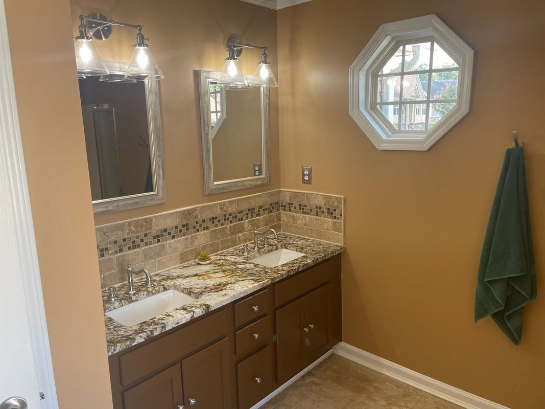 Building Photo - 2432 Temple View Dr