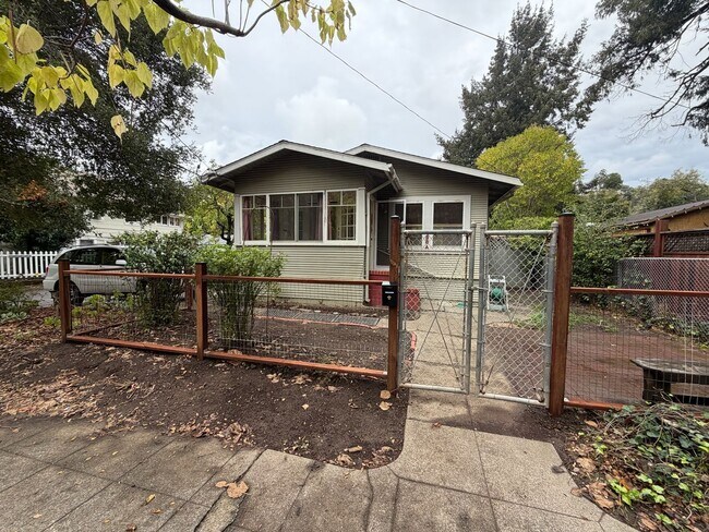 Building Photo - Terrific Fairfax Location**Washer/Dryer**Yard**Storage**Parking**