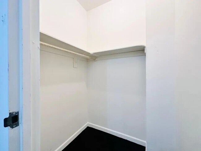 Building Photo - Furnished room/NOT APARTMENT