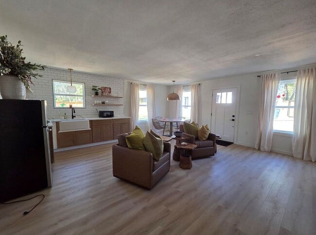 Building Photo - FOR LEASE!!!!!!!!