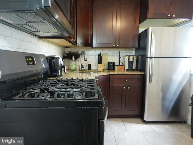 Building Photo - 6139 Larchwood Ave