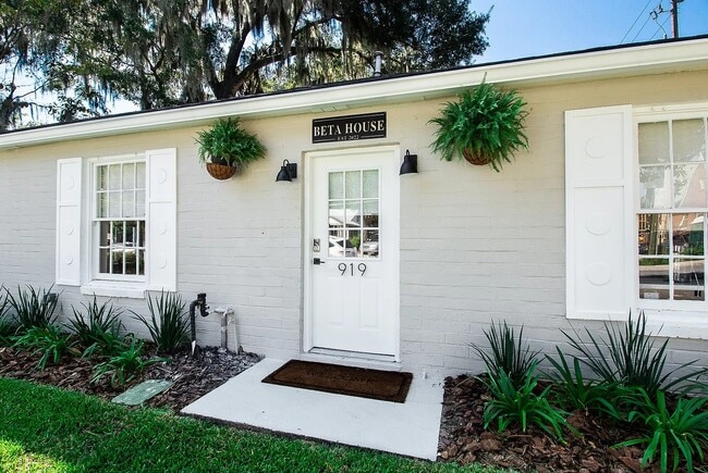 Building Photo - 919 SW 6th Ave