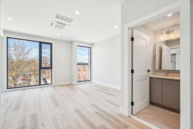 Building Photo - Stunning Studio Apartment in University City