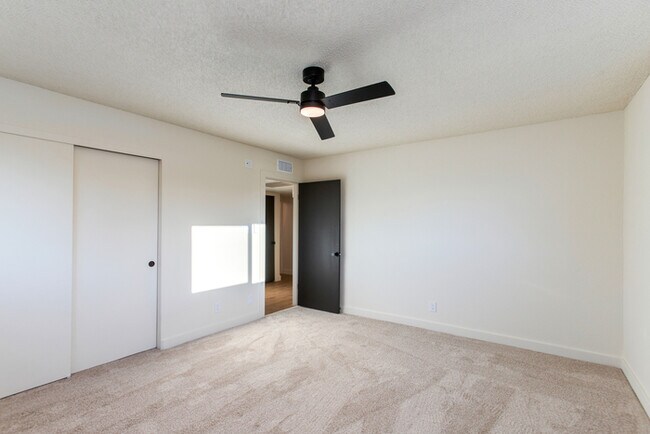Building Photo - Beautiful 4 Bedroom, 3 Bath Home on an Oversized 18,000 Sq Ft Lot