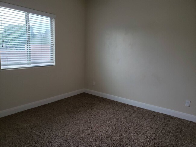 Building Photo - 1385 Clinton Way