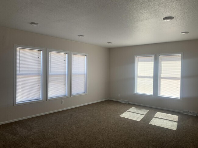 Building Photo - 3838 Sunny Glen Ln