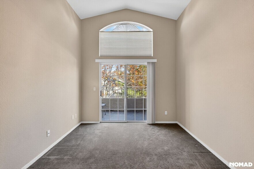 Building Photo - 8757 E Dry Creek Rd