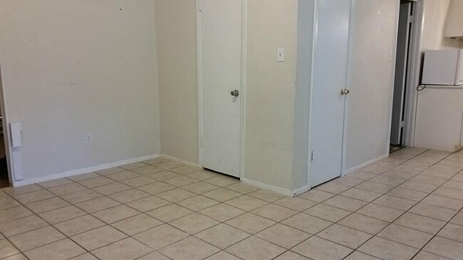 Building Photo - 5519 Mendota Ln