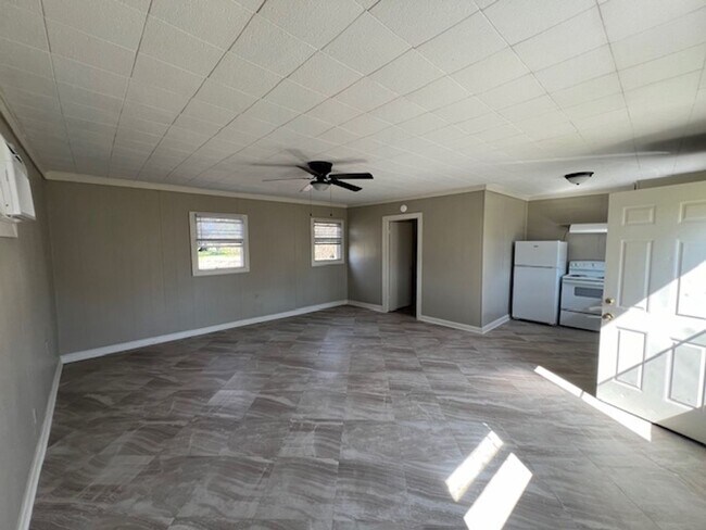 Building Photo - Charming 1B/1B home available in Lake Charles