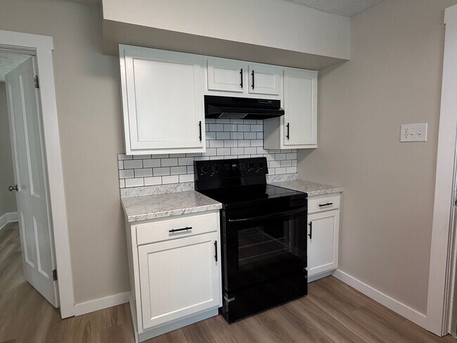 Building Photo - 3 Bedroom - Renovated - Exquisite