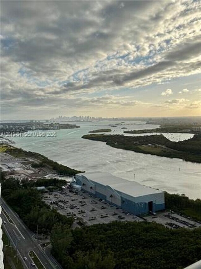 Building Photo - 15811 Collins Ave