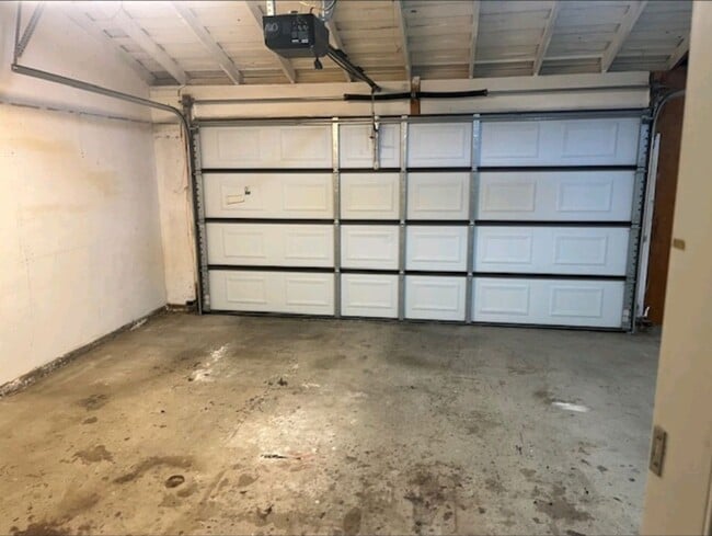 Building Photo - 2-bedroom 2 bath home with garage 55+commu...