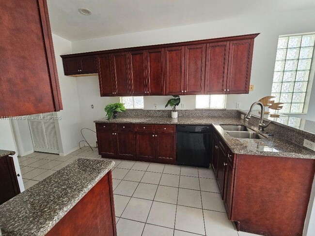 Building Photo - 7577 Springfield Lake Dr