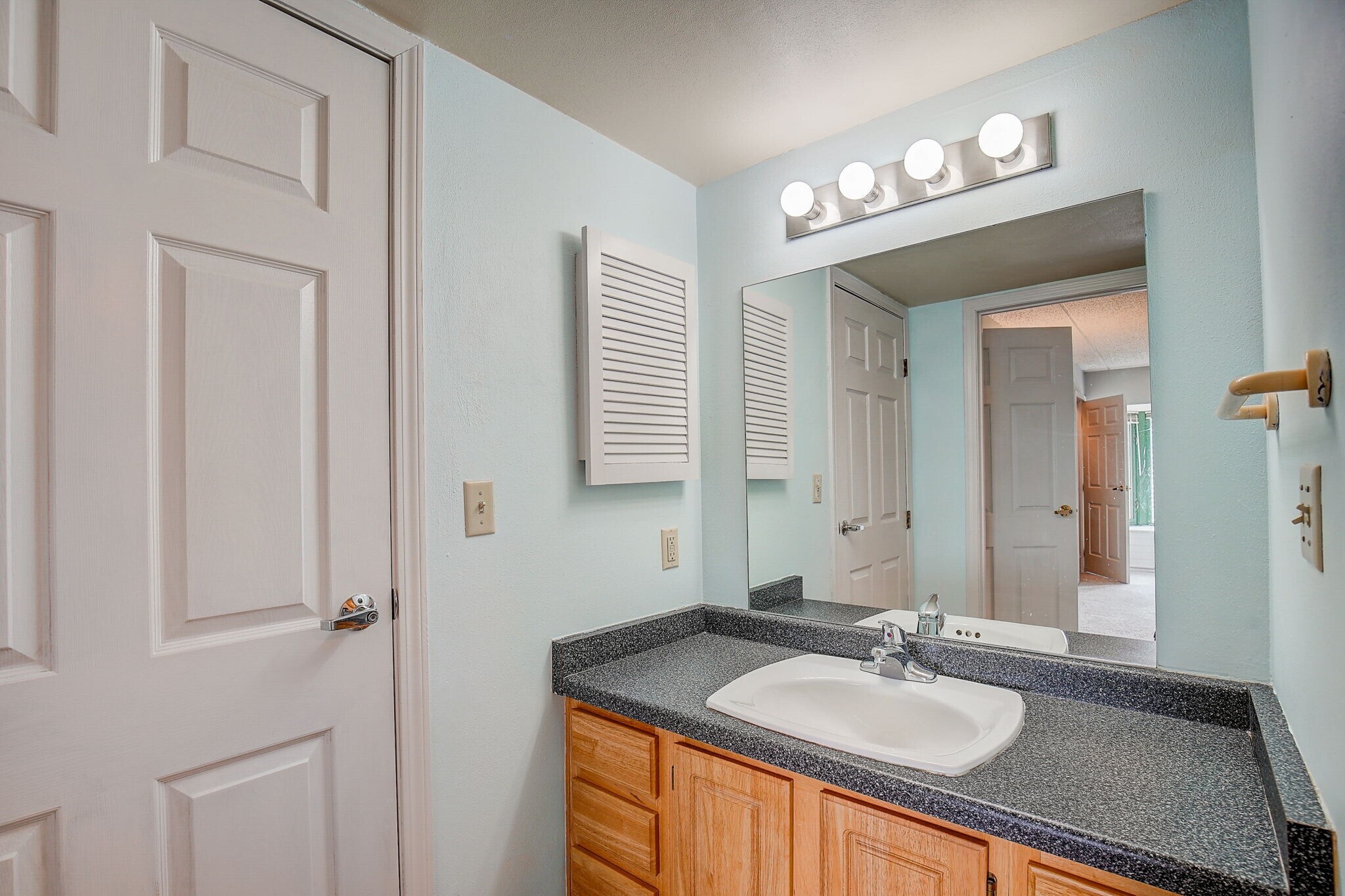 Full Bathroom Between Bedrooms - 270 E Highland Ave
