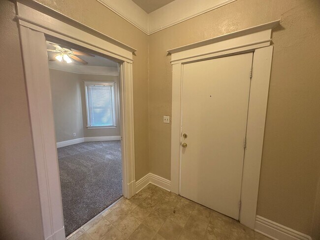 Building Photo - 1409 1/2 E Street