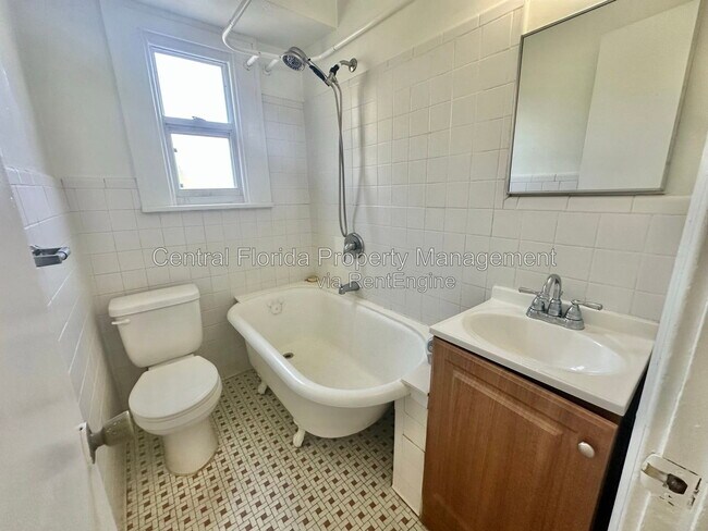 Building Photo - 617 N Hyer Ave